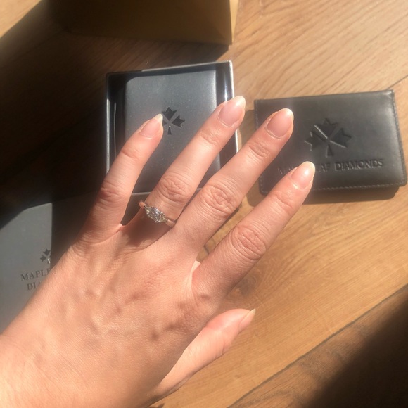 Maple leaf diamond ring 0.75 TCW - Picture 3 of 10